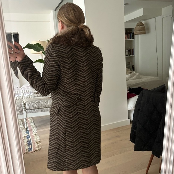 vintage frenchi chevron patterned coat with fur collar - Picture 4 of 10